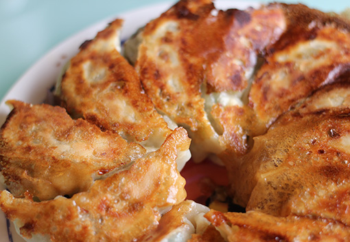 人気の餃子と居酒屋メニューをテイクアウト